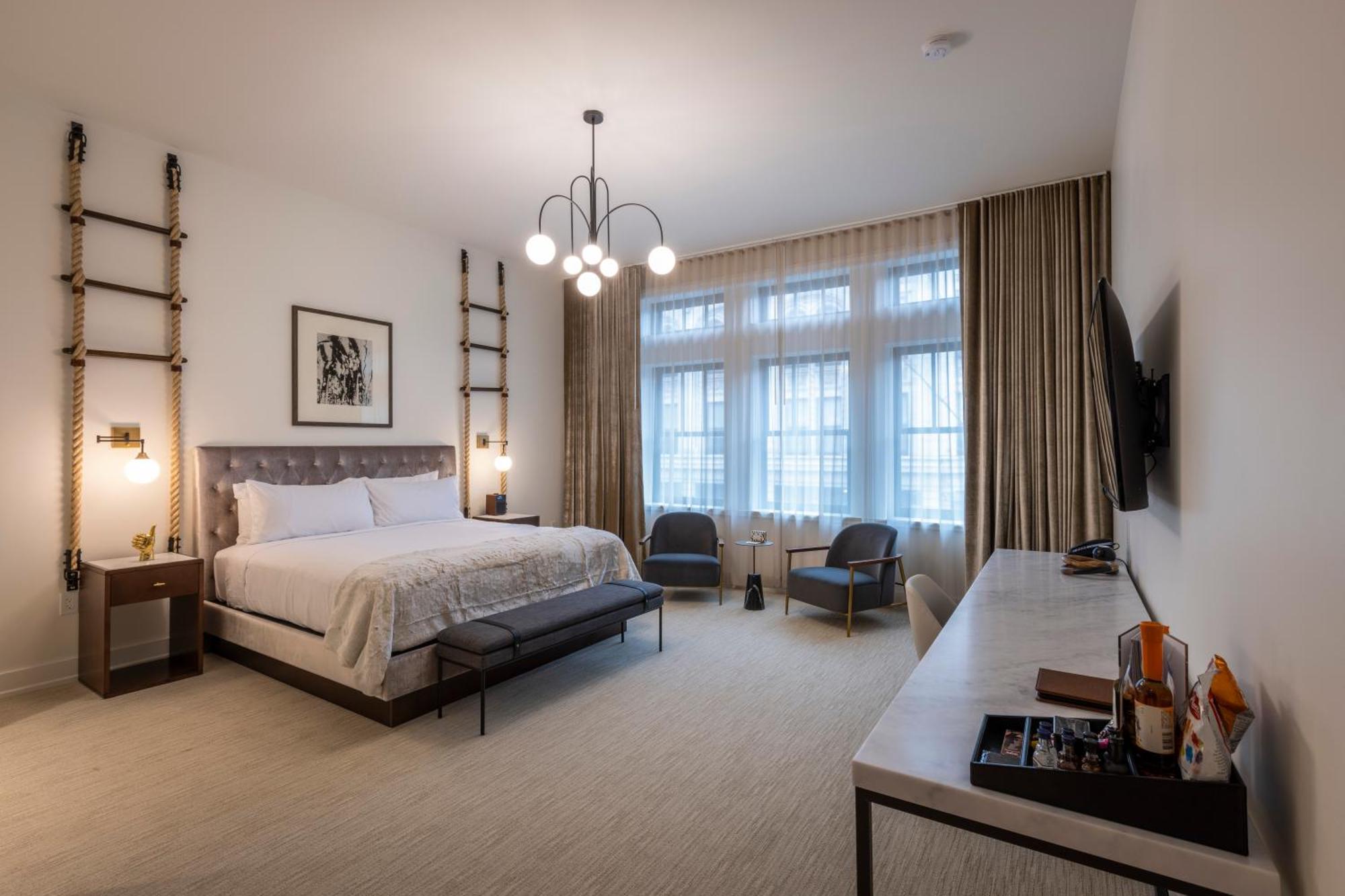 Hotel Cincinnati Riverfront 4*